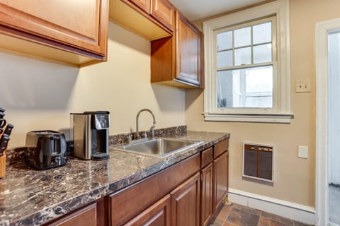 Apartment (2 Bedrooms) | Private kitchen | Oven, stovetop, cookware/dishes/utensils, paper towels