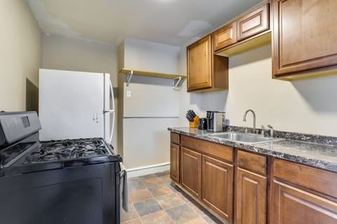 Apartment (2 Bedrooms) | Private kitchen | Oven, stovetop, cookware/dishes/utensils, paper towels