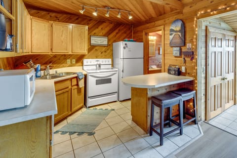 House (2 Bedrooms) | Private kitchen | Microwave, oven, stovetop, dishwasher