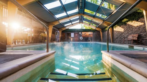 Indoor pool, sun loungers