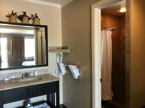 Standard Room, 1 King Bed | Bathroom | Designer toiletries, hair dryer, bathrobes, towels