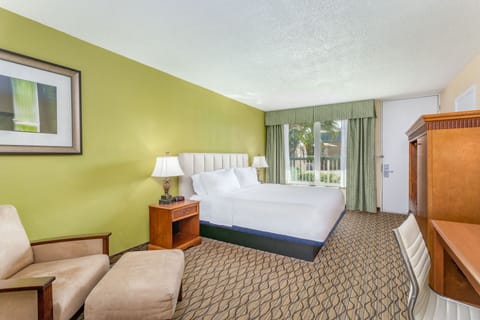 Standard Room, 1 King Bed, Accessible, Pool View | Hypo-allergenic bedding, in-room safe, desk, blackout drapes