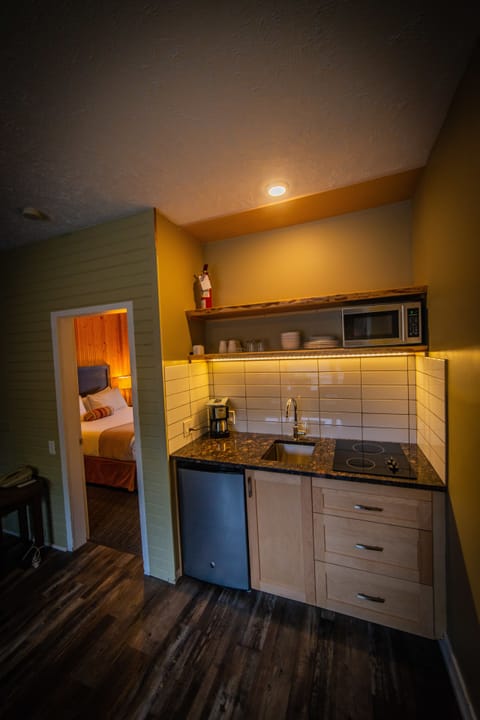 Kitchen Suite 1 | Private kitchenette | Mini-fridge, microwave, coffee/tea maker