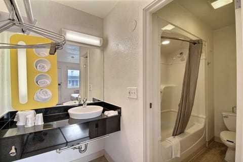 Combined shower/tub, towels, soap, toilet paper