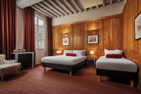 Room, 1 Double Bed | Premium bedding, pillowtop beds, minibar, in-room safe