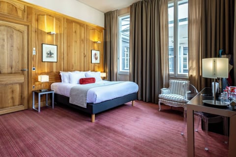 Executive Room, 1 King Bed | Premium bedding, pillowtop beds, minibar, in-room safe