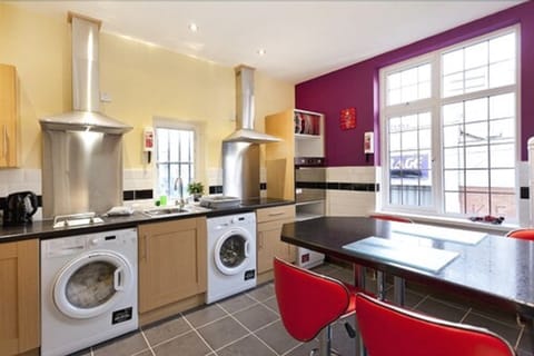 7 Bedroom Apartment (183 Huntingdon Street, NG1 3NL) | Private kitchen | Full-size fridge, microwave, oven, stovetop