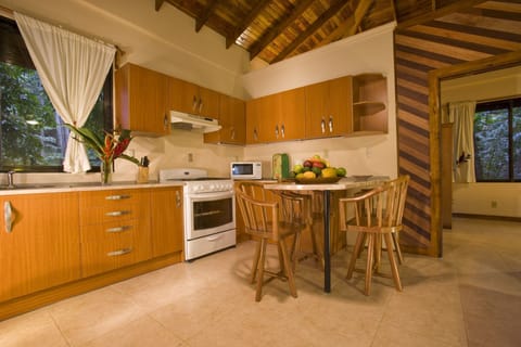 El Bejuco | Private kitchen | Full-size fridge, microwave, coffee/tea maker, cookware/dishes/utensils