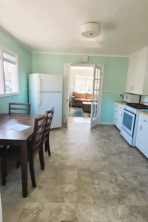 Family Cottage, 1 Bedroom, Non Smoking | Private kitchen | Microwave, coffee/tea maker, paper towels