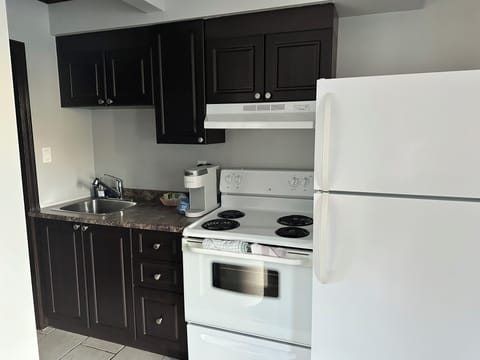 Suite, 1 Bedroom, Kitchen | Private kitchen | Microwave, coffee/tea maker, electric kettle, toaster