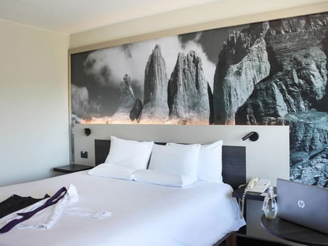 Executive Room, 1 Queen Bed | Premium bedding, pillowtop beds, minibar, in-room safe