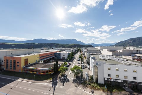 Hypo-allergenic bedding, minibar, in-room safe, desk