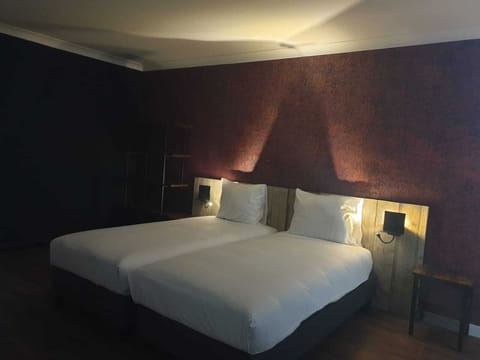 Basic Twin Room, 2 Twin Beds | Desk, iron/ironing board, free cribs/infant beds, free WiFi