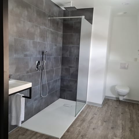 Basic Twin Room, 2 Twin Beds | Bathroom | Free toiletries, hair dryer