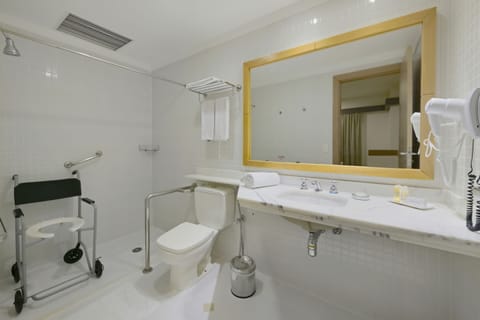 Suíte Premium Casal Deficiente | Bathroom | Free toiletries, hair dryer, towels, soap