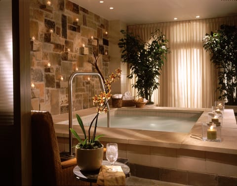 Couples treatment rooms, sauna, spa tub, steam room, body treatments