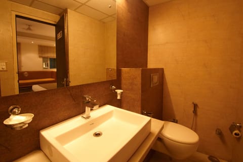 Standard Twin Room | Bathroom | Shower, rainfall showerhead, designer toiletries, hair dryer