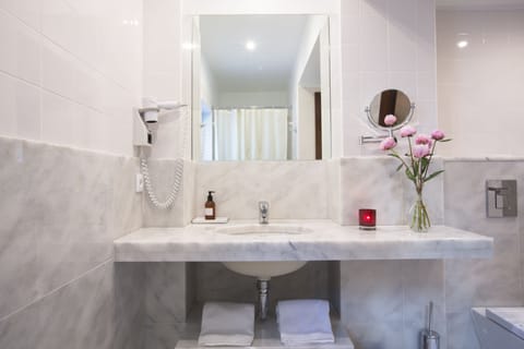 Triple Room | Bathroom | Free toiletries, hair dryer, bidet, towels