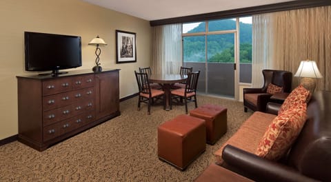 Deluxe Suite, 1 King Bed, Non Smoking | Down comforters, in-room safe, desk, iron/ironing board