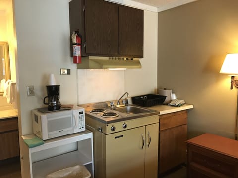 Studio, 1 Queen Bed, Kitchenette | Private kitchenette | Fridge, microwave, coffee/tea maker