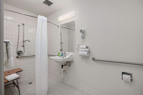 Combined shower/tub, towels, soap, toilet paper