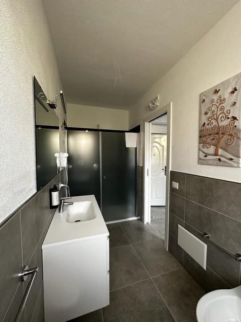 Classic Room | Bathroom | Shower, rainfall showerhead, hair dryer, bidet