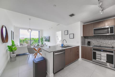 Deluxe Apartment | Private kitchen | Fridge, microwave, stovetop, dishwasher