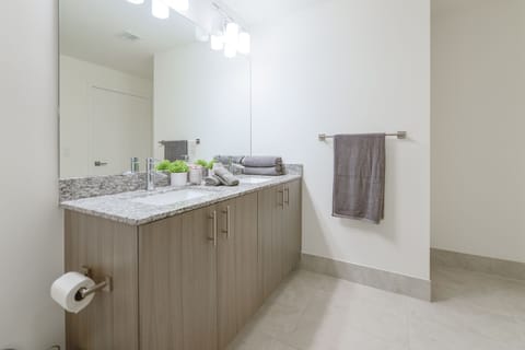 Deluxe Apartment | Bathroom | Shower, rainfall showerhead, towels, soap