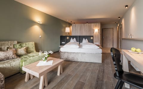 Hypo-allergenic bedding, minibar, in-room safe, desk