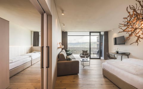 Family Suite | Hypo-allergenic bedding, minibar, in-room safe, desk