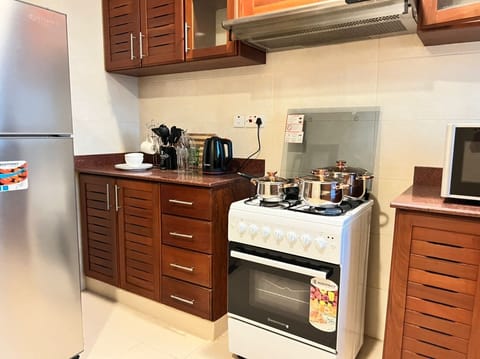 Full-size fridge, microwave, oven, stovetop