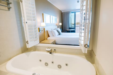 Room, River View (Hotel spa) | Private spa tub