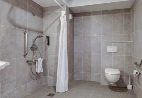 Family Room ( 5person max) | Bathroom | Shower, towels