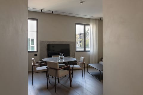 Apartment (1 Bedroom) | Dining