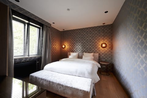 Standard Room | In-room safe, individually decorated, individually furnished, desk