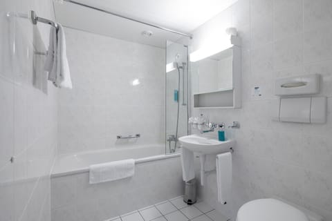 Superior Double or Twin Room | Bathroom | Shower, hair dryer, towels