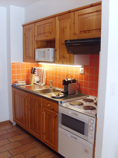 Classic Studio | Private kitchenette | Fridge, microwave, oven, stovetop