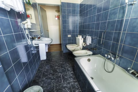 Triple Room | Bathroom | Free toiletries, hair dryer, bidet, towels