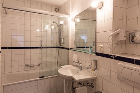 Superior Double Room | Bathroom | Shower, free toiletries, hair dryer, towels