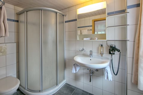 Standard Double Room | Bathroom shower