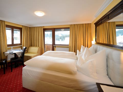 Double Room, Bathtub | Premium bedding, in-room safe, free WiFi, bed sheets