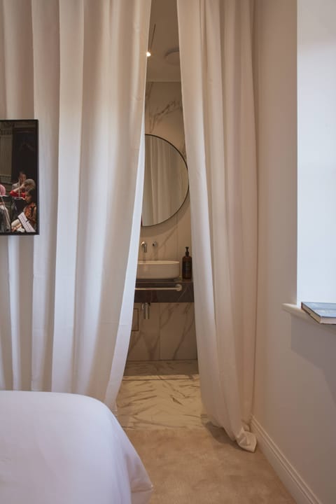 Classic Room, 1 Queen Bed, Ensuite | Premium bedding, pillowtop beds, soundproofing, free WiFi