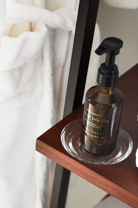 Deluxe Room, 1 King Bed, Private Bathroom | Bathroom | Bathrobes, towels