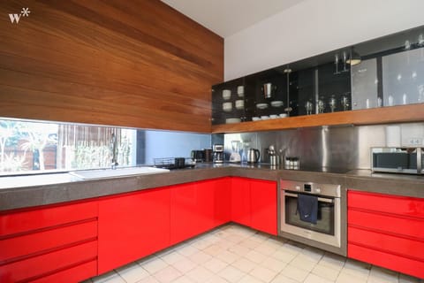 House, 3 Bedrooms | Private kitchen | Full-size fridge, microwave, oven, toaster