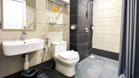 Executive Double Room | Bathroom | Shower, rainfall showerhead, free toiletries, hair dryer