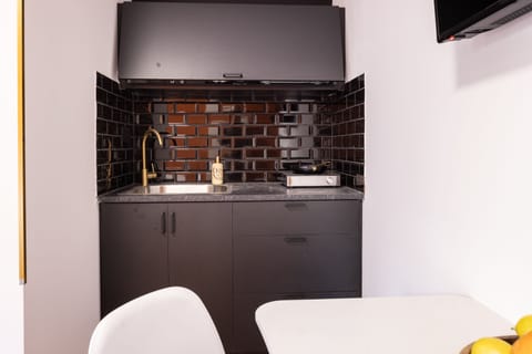 Studio | Private kitchen | Fridge, microwave, coffee/tea maker, electric kettle