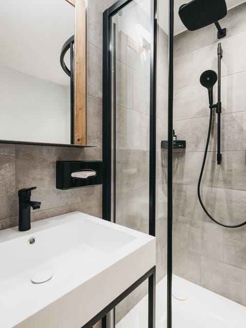 Standard Room | Bathroom | Shower, hair dryer, towels