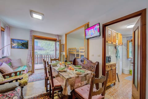 Family Apartment, 2 Bedrooms (Appartamento 7 Bello Mountain View) | Living area | 21-inch flat-screen TV with digital channels