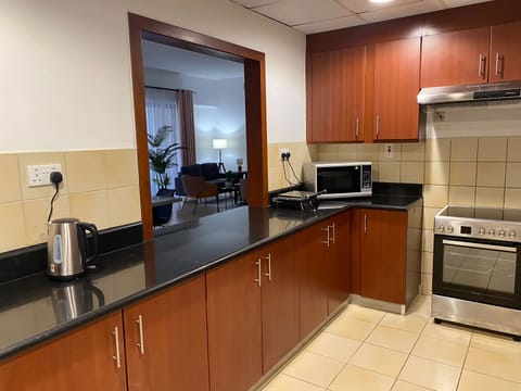 Full-size fridge, microwave, oven, stovetop