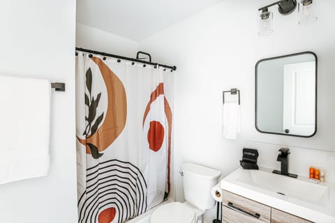 Classic Room 1 King | Bathroom | Shower, rainfall showerhead, free toiletries, hair dryer